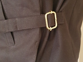 Oilskin vest with adjustable buckle