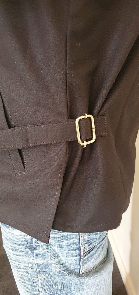 Oilskin vest with adjustable buckle